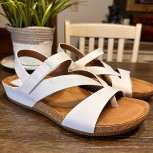 Eurosoft by Sofft White Toe‎ Ring Strap Comfort Sandals Size 9.5M Women